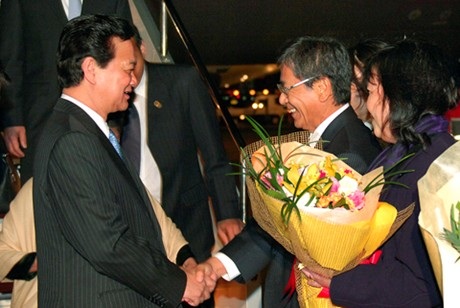 Đại sứ Nhật Bản tại Việt Nam đón Thủ tướng Nguyễn Tấn Dũng ở sân bay