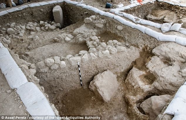 Nền móng được cho là ngôi đền và cột đá.