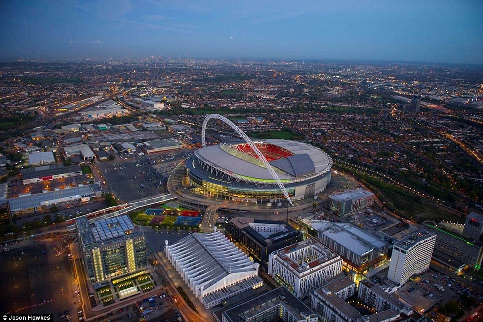 “Lạ mắt” với hình ảnh London được chụp từ không trung - 12 Ngoại ô phía tây bắc London; sân vận động Wembley Stadium nổi lên như một điểm nhấn