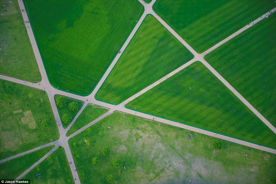 “Lạ mắt” với hình ảnh London được chụp từ không trung - 5 Những ô cỏ xanh đầy hình khối đầy tính nghệ thuật tại Công Hyde