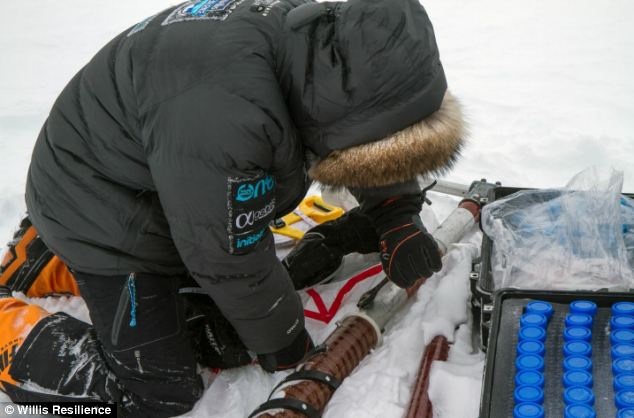 Parker đã thu thập các mẫu tuyết để tìm hiểu về tác động của biến đổi khí hậu đối với Nam Cực