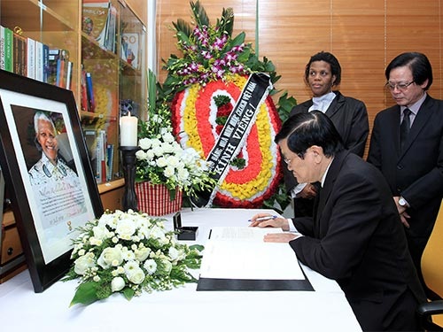 Chủ tịch nước viếng cựu Tổng thống Nam Phi Mandela - 1 Chủ tịch nước Trương Tấn Sang ghi sổ tang tại lễ viếng cựu Tổng thống Nelson Mandela (Ảnh TTXVN)