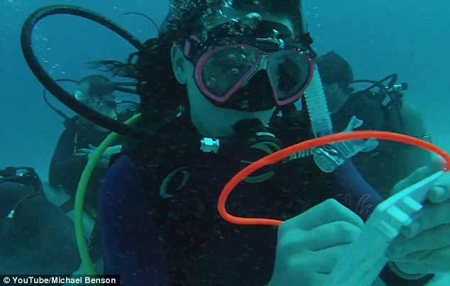 Ana viết lên tấm bảng Vâng, em đồng ý