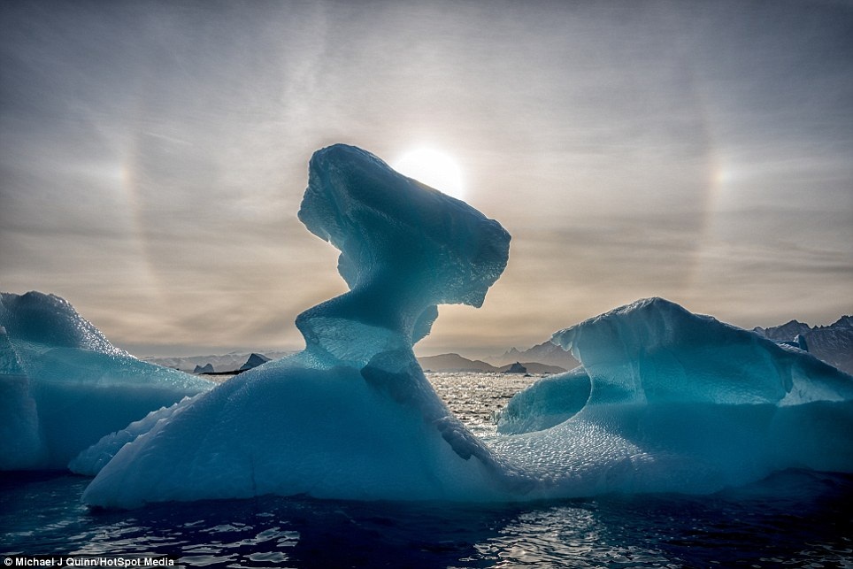 Đến đảo Greenland "trôi" theo những "núi băng" khổng lồ - 2 Trông xa, tảng băng này giống như một ngọn núi