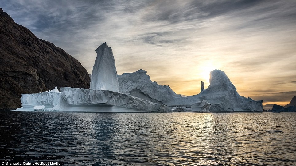 Đến đảo Greenland "trôi" theo những "núi băng" khổng lồ - 3 Những tảng băng khổng lồ tại Greenland dưới ống kính của Michael