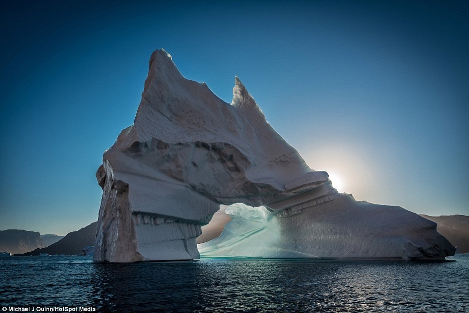 Đến đảo Greenland "trôi" theo những "núi băng" khổng lồ - 4 Những tảng băng khổng lồ tại Greenland dưới ống kính của Michael