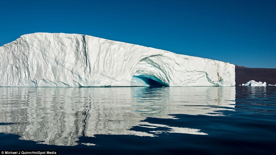 Đến đảo Greenland "trôi" theo những "núi băng" khổng lồ - 5 Những tảng băng khổng lồ tại Greenland dưới ống kính của Michael