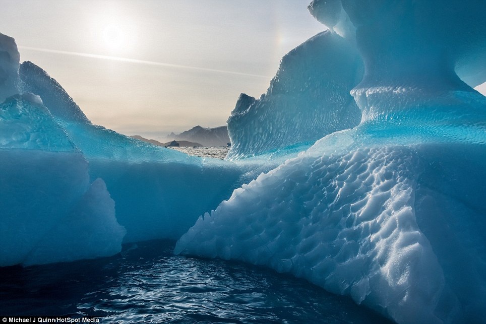 Đến đảo Greenland "trôi" theo những "núi băng" khổng lồ - 6 Những tảng băng khổng lồ tại Greenland dưới ống kính của Michael
