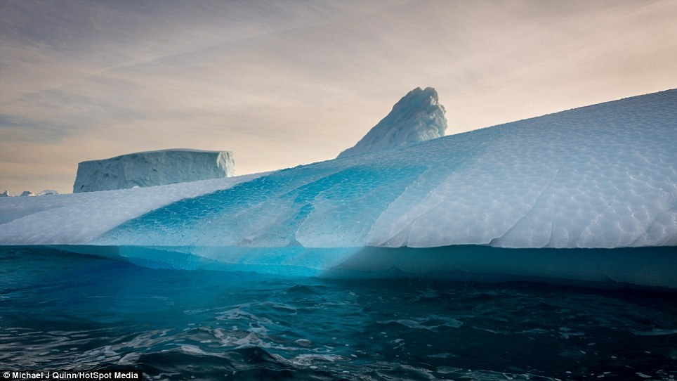 Đến đảo Greenland "trôi" theo những "núi băng" khổng lồ - 8 Những tảng băng khổng lồ tại Greenland dưới ống kính của Michael