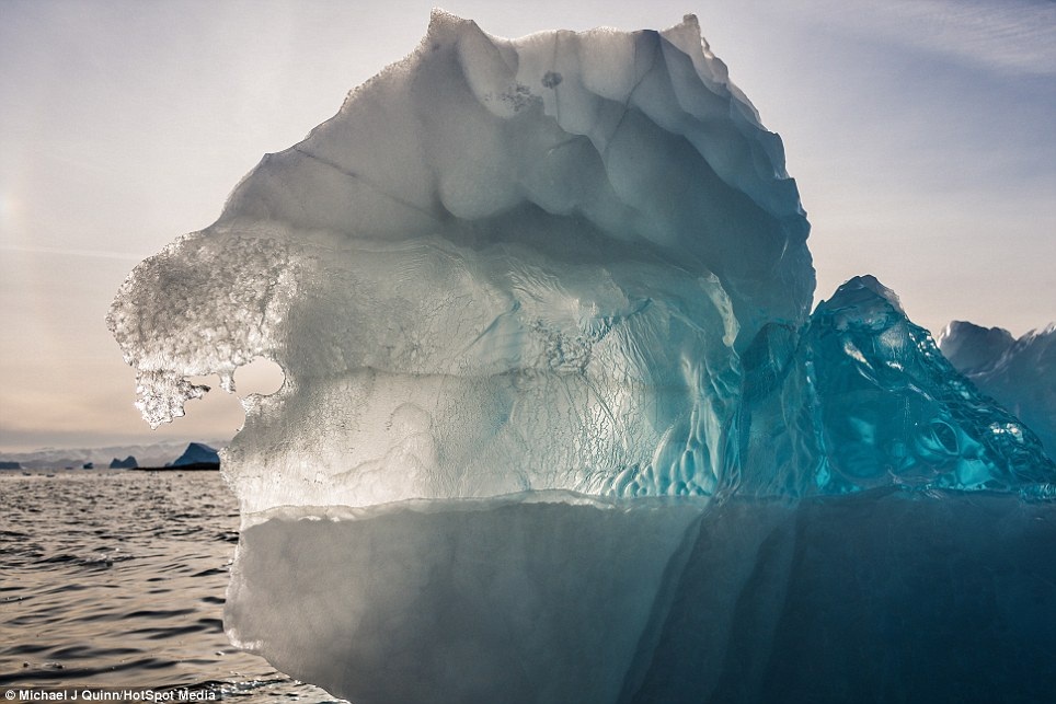 Đến đảo Greenland "trôi" theo những "núi băng" khổng lồ - 9 Những tảng băng khổng lồ tại Greenland dưới ống kính của Michael