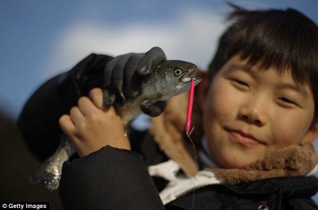 Cậu bé khoe “chiến tích”