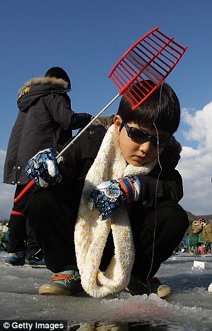 Em bé ngủ ngon lành bên hố băng