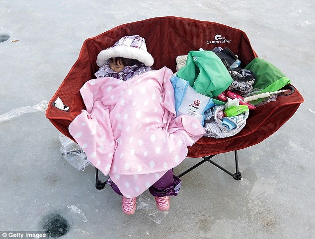 Em bé ngủ ngon lành bên hố băng