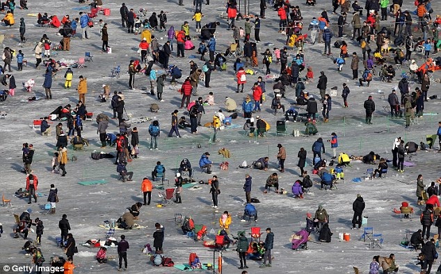 Hàng nghìn người tham dự câu cá hồi trên dòng sông