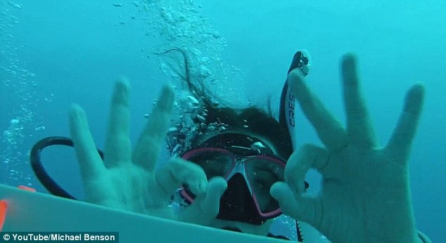 Ana giơ tay làm ký hiệu Ok