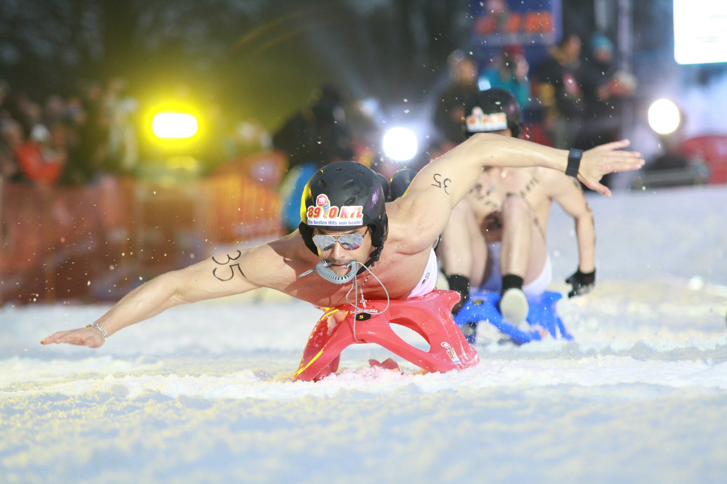 Các tay đua trượt tuyết trong tình trạng nude