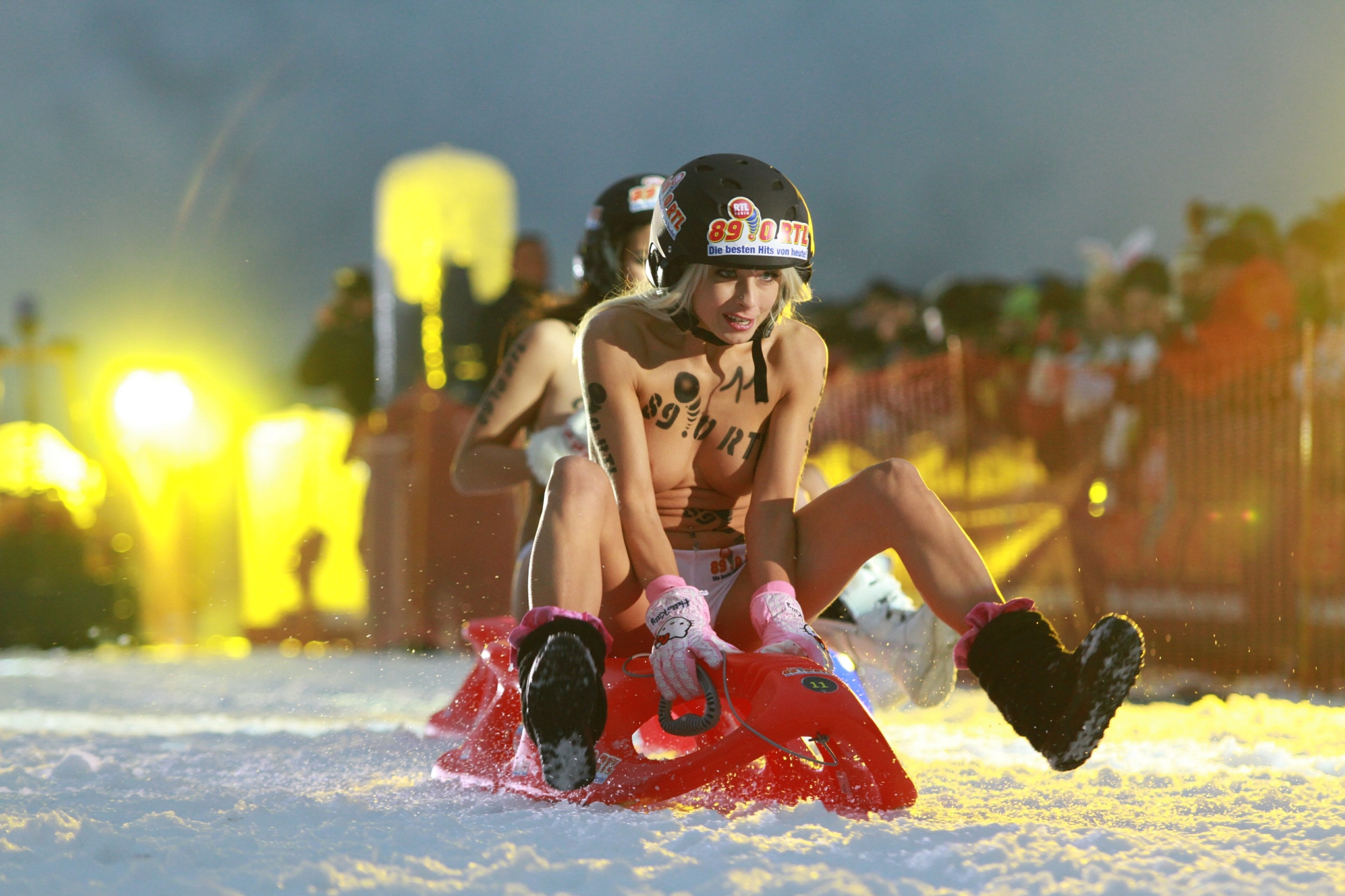 Các tay đua trượt tuyết trong tình trạng nude