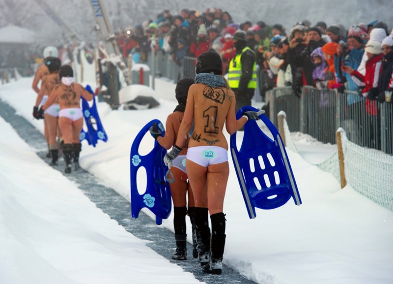 Các vận động viên phải hoàn thành đường đua dài khoảng 90m trên xe trượt tuyết