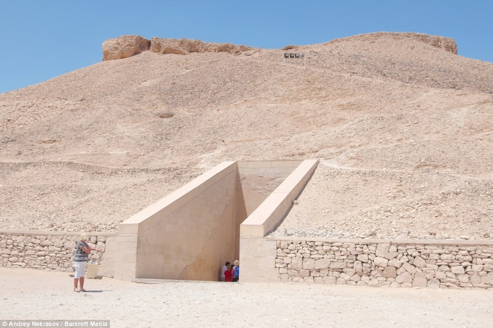 Ngỡ ngàng trước những bức họa trong ngôi mộ cổ 3000 năm - 2 Hoàng đế Ramesses IV được cho là qua đời vào khoảng năm 1150 sau công nguyên