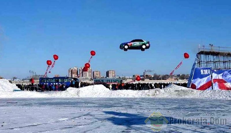 Kinh ngạc xem “Người bay” qua sông Hắc Long Giang - 1 Xie và chiếc xe lơ lửng trên không