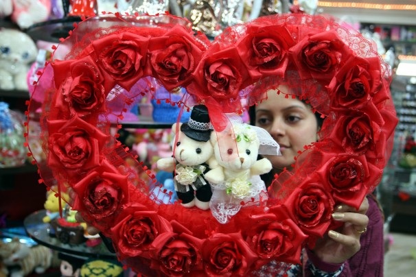 Thế giới ngập tràn tình yêu trong ngày Valentine - 8 Cô dâu và chú rể đu quay tại tỉnh Prachinburi, Thái Lan
