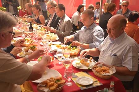 Truyền thông Úc đánh giá tích cực về thủy sản Việt Nam - 2 Một bữa tiệc hải sản Việt Nam được tổ chức tại Úc tháng 11/2013 (Ảnh TTXVN)