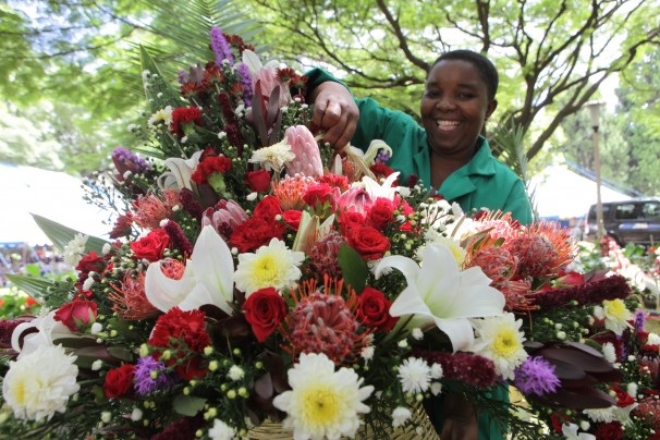 Thế giới ngập tràn tình yêu trong ngày Valentine - 12 Một chủ cửa hàng hoa tại Harare,
Zimbabwe, đang
bày hoa để bán trong Ngày Tình yêu