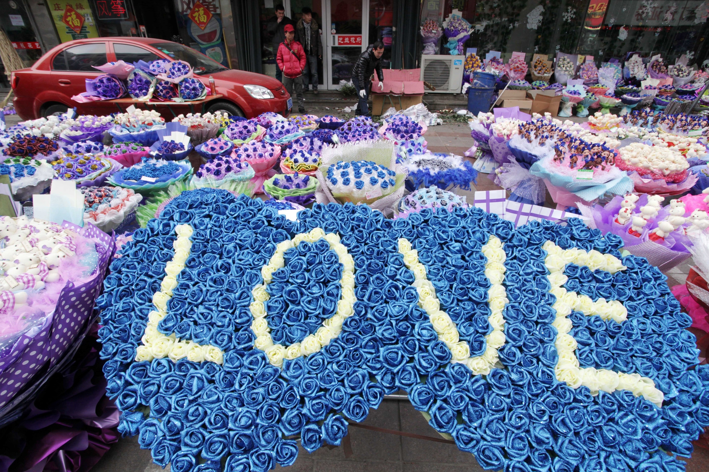Thế giới ngập tràn tình yêu trong ngày Valentine - 10 Những bó hoa giả rực sắc màu được bày bán tại một cửa hàng ở
thành phố Weifang, Trung Quốc