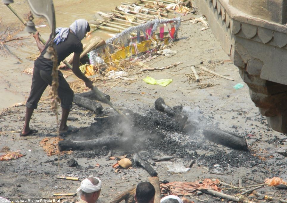 Mishra cũng đã từng làm nhân viên phục vụ tại
một đài hóa thân của bang Uttar Pradesh