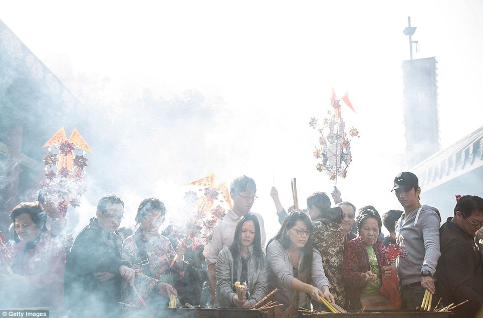 Người dân thắp hương tại ngôi đền Che Kung Temple, Hong Kong