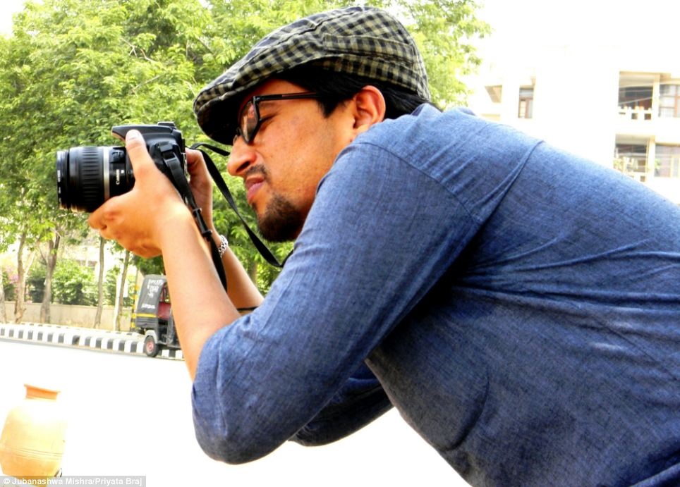 Nhiếp ảnh gia Mishara đang săn các tác phẩm
nghệ thuật tại bang Haryana, phía bắc Ấn Độ