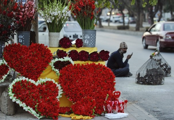 Thế giới ngập tràn tình yêu trong ngày Valentine - 13 Những bó hoa hình trái tim được bày bán tại Islamabad, Pakistan.