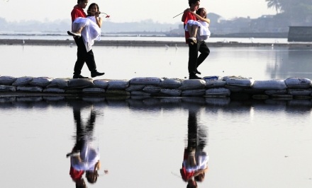 Một người bán hàng rong tại Palestin trang trí những hình
trái tim trên rổ dâu tây