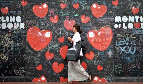 Thế giới ngập tràn tình yêu trong ngày Valentine - 16 Một người bán hàng rong tại Palestin trang trí những hình
trái tim trên rổ dâu tây