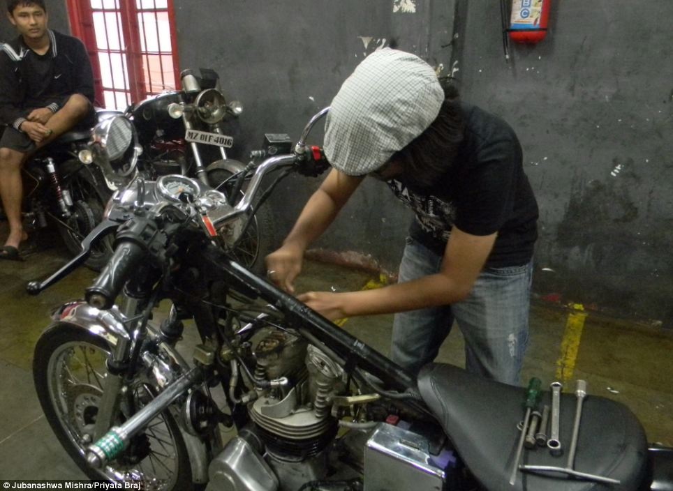 Đến bang Mizoram,
anh chuyển sang làm thợ xe máy