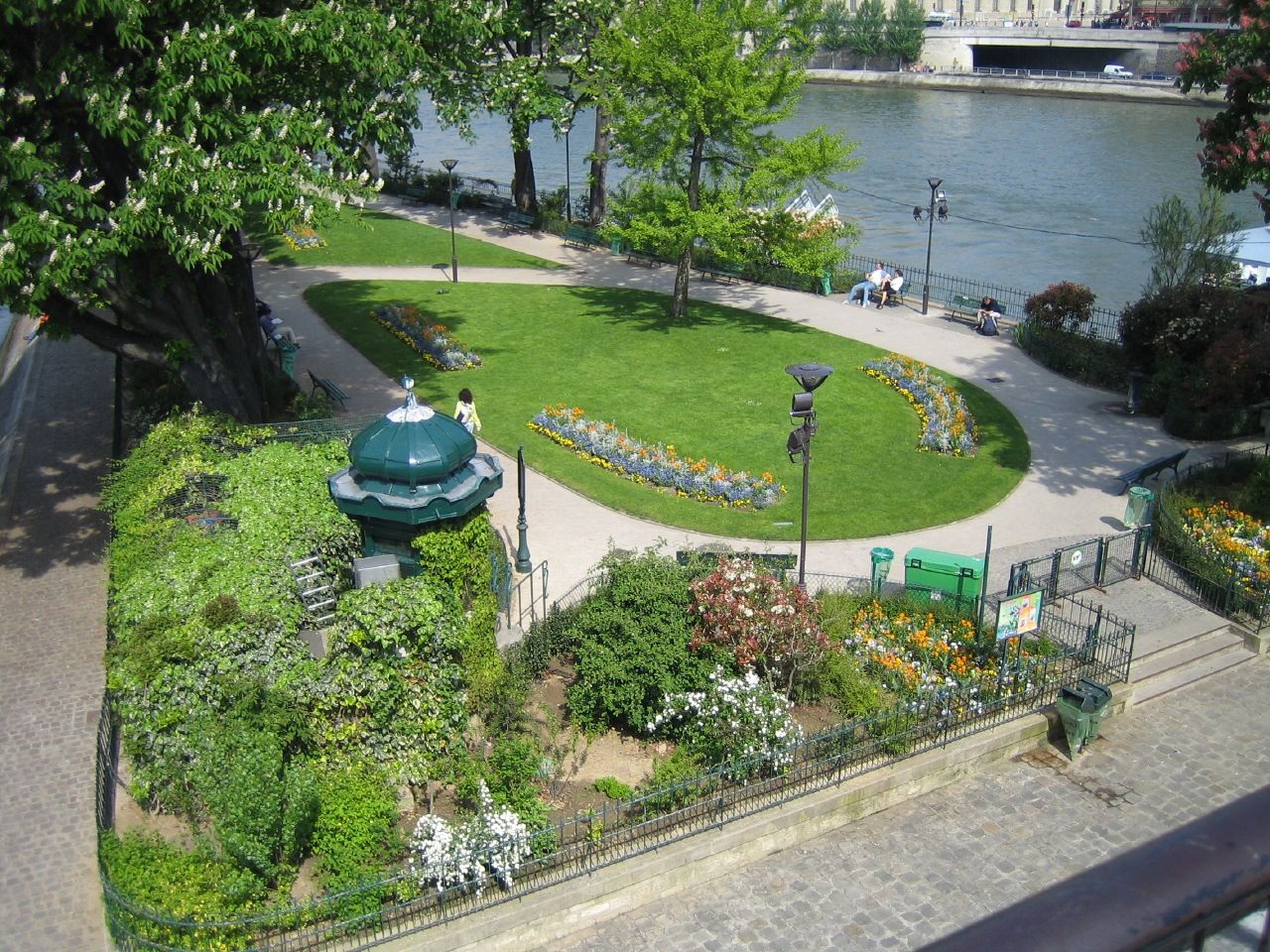 Khám phá Kinh đô ánh sáng Paris mà... không tốn một xu - 9 Trung tâm nghệ thuật Pompidou