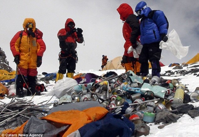 Muốn chinh phục Everest, xin mời... thu gom rác - 2 Những đống rác trên đỉnh Everest