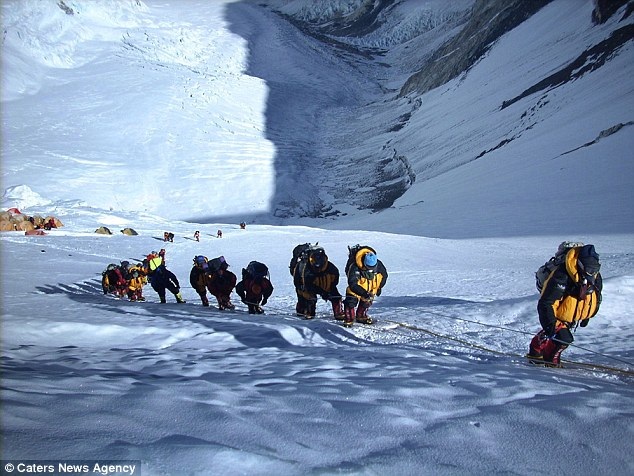 Muốn chinh phục Everest, xin mời... thu gom rác - 4 Khoảng 50 tấn rác được thải ra trên đỉnh Everest mỗi mùa leo núi