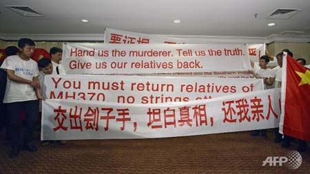 Du khách Trung Quốc “tẩy chay” Malaysia sau vụ MH370 mất tích - 2 Thân nhân hành khách trên máy bay mất tích biểu tình tại khách sạn ở Kuala Lumpur