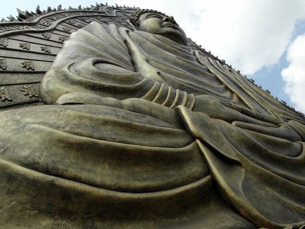 Báo Singapore so sánh Suối Tiên với Công viên Haw Par Villa kỳ dị - 4 Một bức tượng phật tại Khu Du lịch Văn hóa Suối Tiên