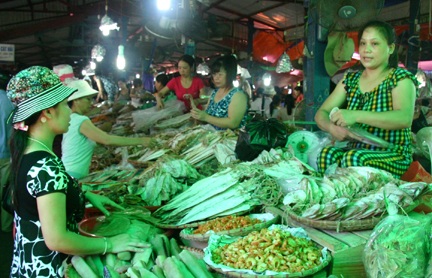 Hải Phòng được bình chọn là chốn du lịch solo hấp dẫn - 3 Chợ Cát Bà bày bán nhiều loại hải sản phong phú (Ảnh dulichhaiphong.gov.vn)