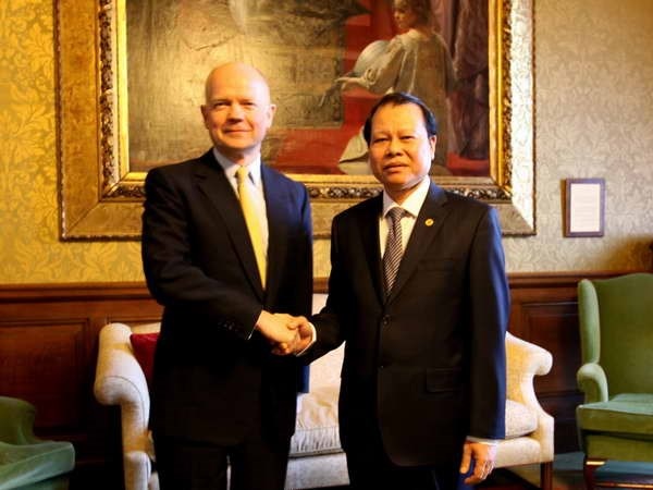 Anh nhất trí phát triển quan hệ toàn diện với Việt Nam - 1 Phó Thủ tướng Vũ Văn Ninh (phải)và Ngoại trưởng Anh William Hague. (Nguồn: TTXVN)