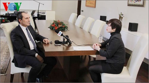 Phóng viên VOV phỏng vấn Thủ tướng Bulgaria Plamen Oresharski tại Văn phòng Thủ tướng