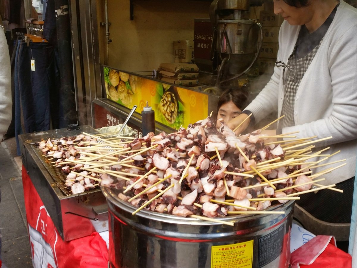 Bạch tuộc nướng: Bạch tuộc được xắt thành miếng nhỏ, xiên vào que và nướng