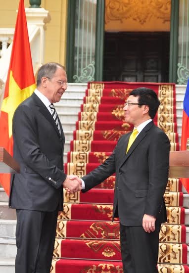 Hai bộ trưởng tại buổi gặp gỡ báo chí sáng 16/4 (Ảnh Lê Trường)