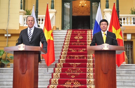 Hai bộ trưởng tại buổi gặp gỡ báo chí sáng 16/4 (Ảnh Lê Trường)