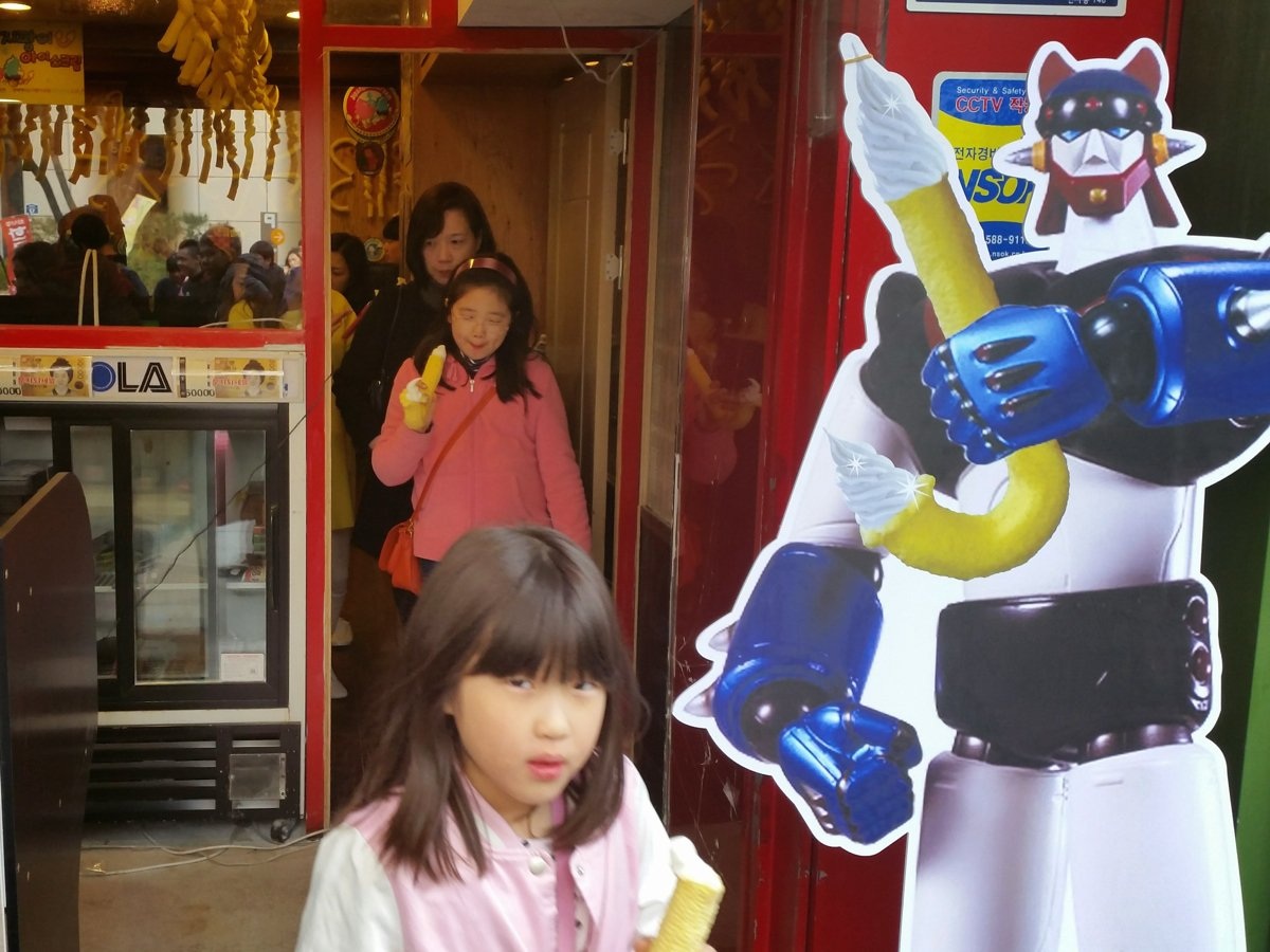 Không những trẻ em mà cả người lớn đều thích loại kem mát lạnh có hình dáng lạ mắt này