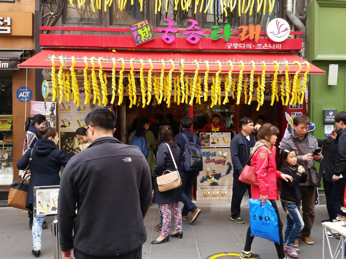 Cảnh xếp hàng đợi mua kẹo xoắn tại một cửa hàng, đây là đồ ăn vặt rất nổi tiếng tại phố Insadong