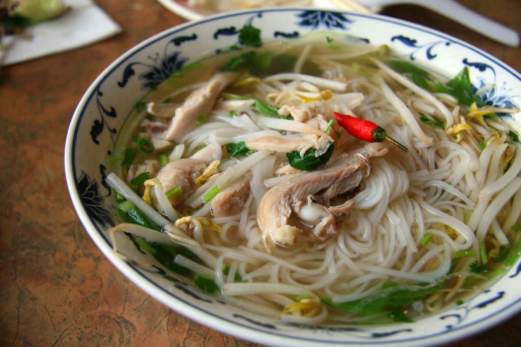 Nơi ẩm thực Việt “ghi điểm” trên đất Mỹ - 4 Phở gà Quang Minh