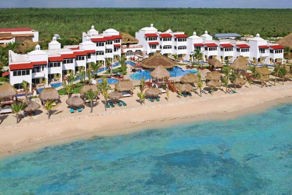 Chiêm ngưỡng khu nghỉ dưỡng xa xỉ dành cho khách “thoát y” - 4 Hidden Beach cũng được bao quanh bởi một dòng sông rất đẹp với dòng chảy êm đềm.